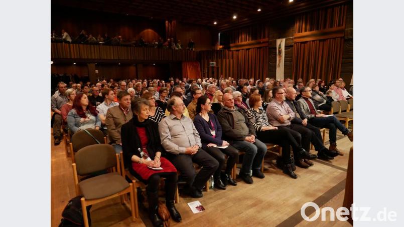 Sogar die Empore wurde von den zahlreichen Besuchern des Dreikönigskonzerts besetzt. Bild: hmr