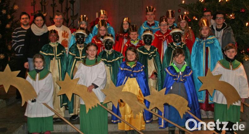 Unser Bild zeigt die Sternsinger mit Stadtpfarrer Bernd Philipp, Gemeindeassistentin Laura Amann und Mesner Peter Gärtner. Bild: fpoz