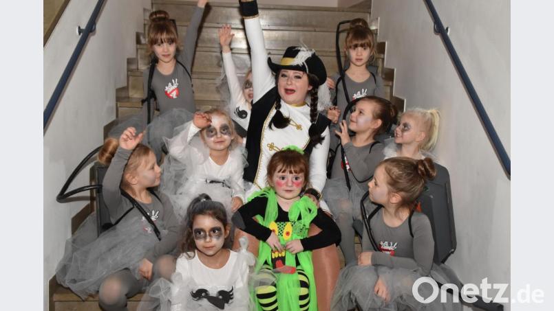 &quot;Ghost Busters&quot;, der Auftritt der Purzelgarde, der Kleinsten der Narrhalla, begeistert das Publikum gleich zu Anfang des &quot;Inthronisationsballs&quot;. Bild: hcz