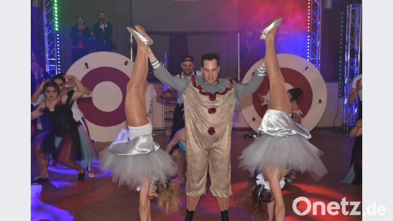 Dominic Binner (Mitte) ist eines von vier männlichen Mitgliedern der Showtanzgruppe &quot;Ilonique&quot;. Bild: hcz