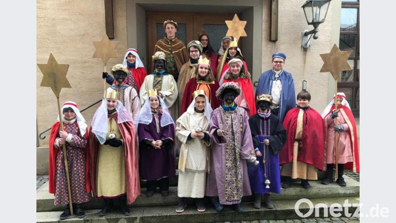 Festlich gewandet erhalten die Sternsinger von Pater Antony D&#039;Cruz den Segen. Auch Weihrauch und Kreide werden gesegnet. Damit schreiben die 25 Kinder „20*C+M+B*20“ - „Christus mansionem benedicat“, das bedeutet „Christus segne dieses Haus“ - über die Türen. Bild: mng