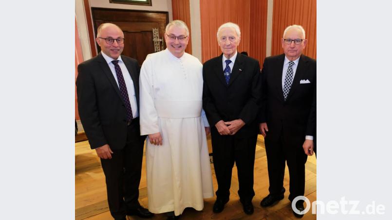 Für die Erfolgsgeschichte des Vereins stehen unter anderem Vorsitzender Georg Girisch (von rechts), sein Vorgänger Prof. Dr. Max Kunz, Abt Hermann Josef Kugler und stellvertretender Vorsitzender Bürgermeister Albert Nickl. Bild: do