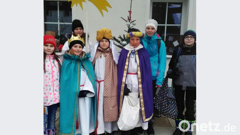 Drei Gruppen von Sternsingern brachten den Segen des Weihnachtsfestes in die Häuser. Oberministrantin Eva Glowka selbst (Zweite von rechts) ging mit dieser Gruppe von Haus zu Haus. Bild: ld