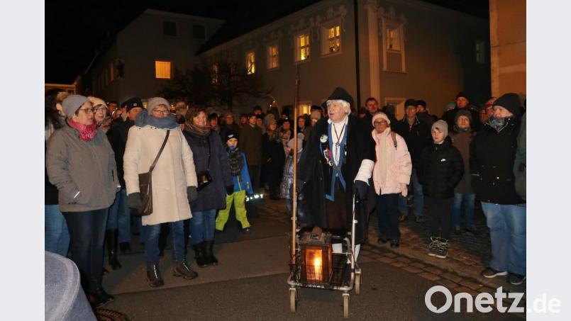 Interessiert lauschen die vielen Besucher den Ausführungen von Nachtwächter Tschung. Bild: rha
