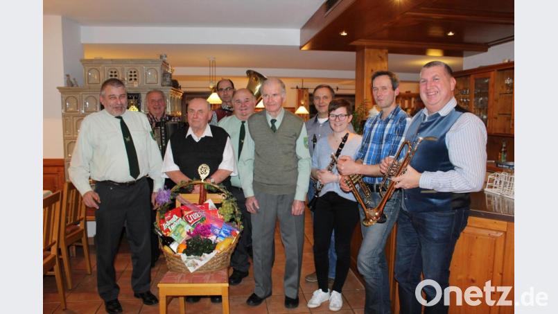Zur Gratulation versammelt (von links): Schützenmeister Werner Grünthaler (Bruderbund), Hans Pirner (Birgländer Musikanten), Jubilar Hermann Kratzer, Rudi Kohler (Musikantenstammtisch Lockenricht) und Manfred Pirner (Bruderbund). Bild: sis