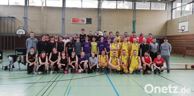 Mehr als 50 Hobbybasketballer treffen sich beim Neujahrsturnier der DJK Neustadt/WN. Die Teams, darunter die neugegründete vierte Herrenmannschaft der DJK, liefern einen unterhaltsamen Vorgeschmack auf die zum Ende diesen Jahres geplante „Oberpfälzer Hobbyliga“. Bild: exb