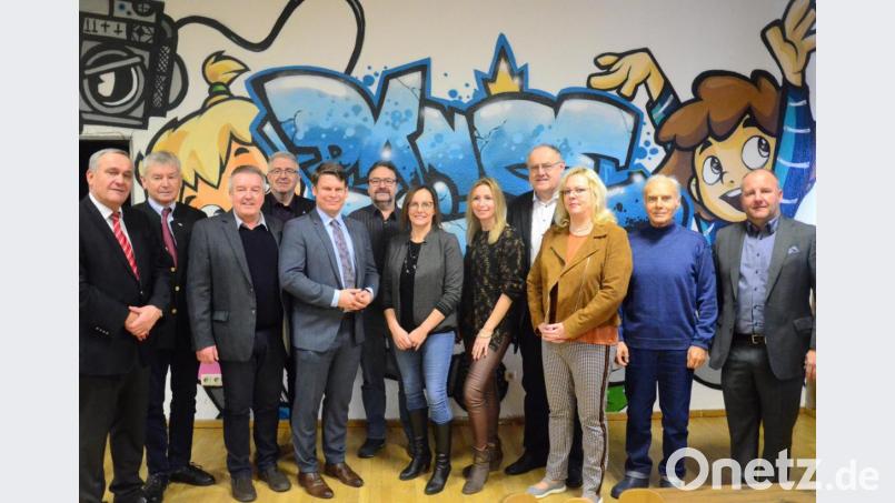 Vorstandsschaft und Gäste beim Neujahrsempfang der SpVgg SV Weiden vor einem Dance-Kids-Graffiti. Bild: Kunz