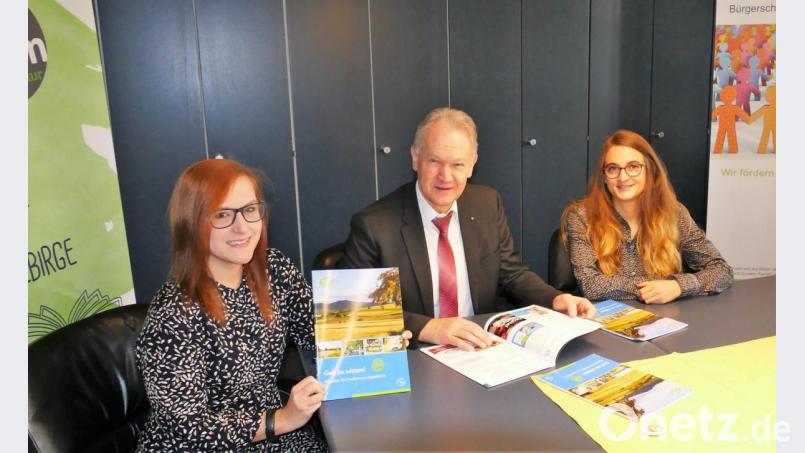 Johanna Heider (links) und Jasmin Köstler (rechts) von der Koordinierenden Kinderschutzstelle Wunsiedel und Landrat Karl Döhler freuen sich, dass der neue Familienwegweiser fertig ist. Bild: Landratsamt Wunsiedel/exb