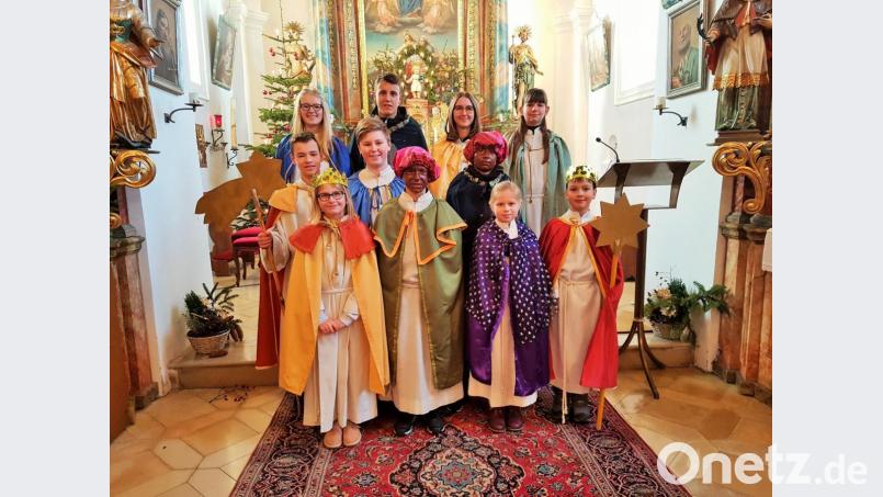 Elf Kinder waren als Sternsinger in Pursruck und Schwand unterwegs: (vorne von links) Nele Heinrich, Felix Heinrich, Laura Heldmann, Jakob Rumpler, (mittlere Reihe von links) Paul Rumpler, Andreas Heldmann, Alexander Heldmann, (hinten von links) Simone Heldmann, Andreas Heinrich, Johanna Fruth und Carina Fischer. Bild: exb