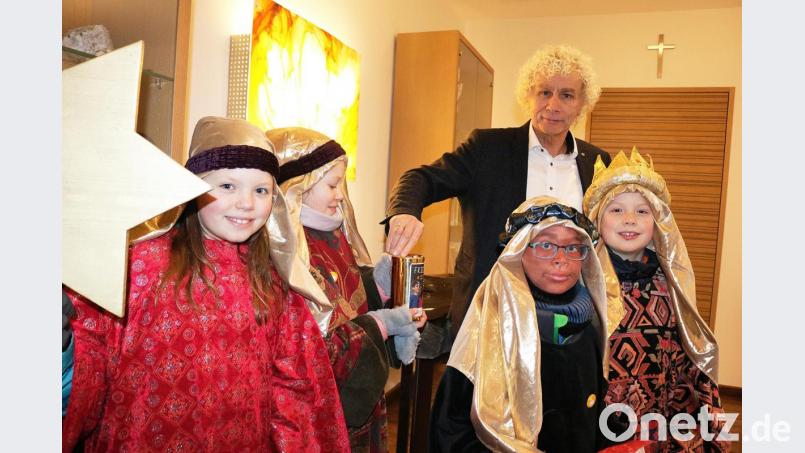 Landkreis-Chef Wolfgang Lippert unterstützt großzügig die Aktion der Sternsinger 2020 mit einer Geldspende. Die Sternsinger fungieren als Friedensbotschafter, sie bringen den Segen zu den Menschen und sammeln für hilfsbedürftige Kinder weltweit. Bild: Stefan Malzer, Landkreis Tirschenreuth/exb