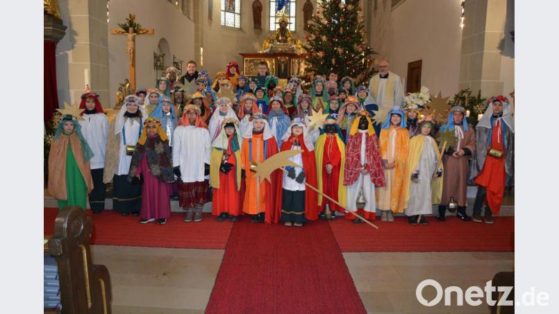 Gleich elf Gruppen konnte Stadtpfarrer Anton Witt am Samstagvormittag als Sternsinger in die Stadt hinausschicken. Gestärkt mit dem Segen des Stadtpfarrers ging es hinaus zu den Familien, wo sie Samstag und Sonntag unterwegs waren. Kurz vor dem Abmarsch stellten sie sich zu diesem imposanten Bild im Altarraum auf. Bild: jr