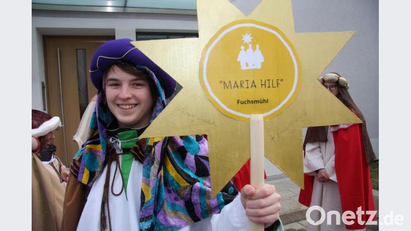 Sternsinger Andi Trißl ist ganz stolz. Das Dreikönigssymbol der Fuchsmühler Ministranten trägt die Unterschriften der Bischöfe Rudolf Voderholzer (Regensburg) und Ludwig Schick (Bamberg). Bild: wro