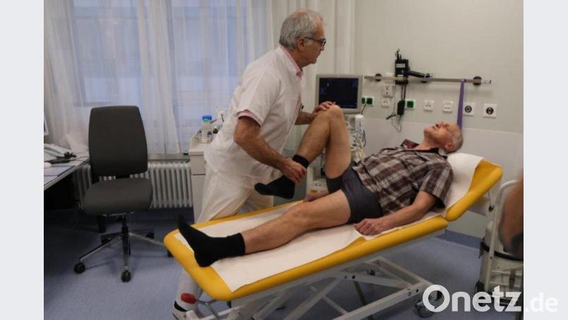 Dr. Robert Bauer bei der Untersuchung eines Patienten Bild: Klinikum/Dietl