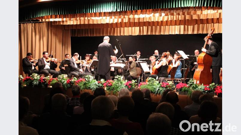 Die rund 20 Musiker der Ungarischen Kammerphilharmonie mit Dirigent Antal Barnás. Bild: jma