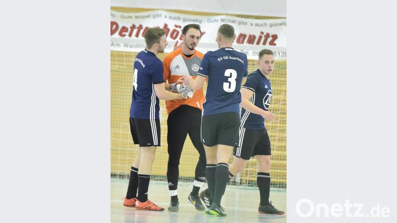Die Auerbacher Jannik Lindner (rechts) und Jannik Freiberger bedanken sich nach dem Spiel gegen den SV Fortuna Regensburg bei ihrem Torhüter Sebastian Kausler, der dem SV 08 den 3:2-Sieg sicherte. Bild: Hubert Ziegler