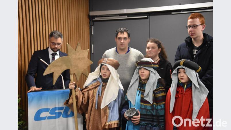 Auch die Sternsinger schauen beim Neujahrsempfang der CSU vorbei. Bild: Lowak