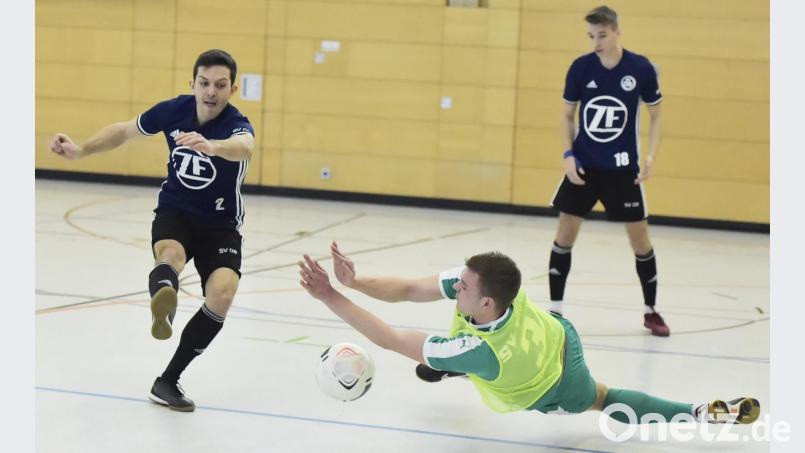 In der Vorrunde schlägt der SV 08 Auerbach mit Kapitän Jonas Freiberger (links) und Marcel Meyer (rechts hinten) den späteren Turniersieger SV Fortuna Regensburg (rechts) mit 3:2. Bild: Hubert Ziegler
