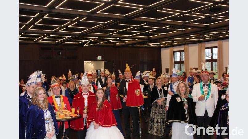 Die Stadt Tirschenreuth empfing 44 Prinzenpaare im Sitzungssaal des Landratsamtes. Bild: kro