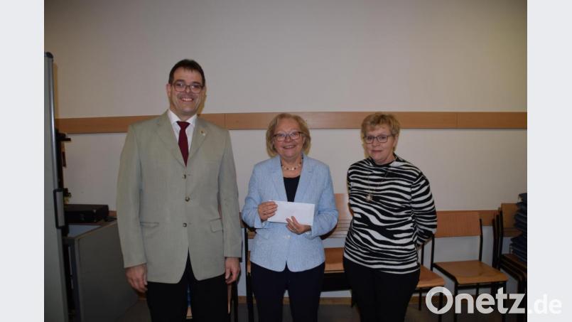 Die Spende in Höhe von 755 Euro überreichten der MGV-Vorsitzende Wolfgang Siegert und Anna Wendl vom Landfrauensingkreis Gebenbach (rechts) an die Vorsitzende des Sozialdienstes katholischer Frauen Amberg, Marianne Gutwein (Mitte). Bild: swo