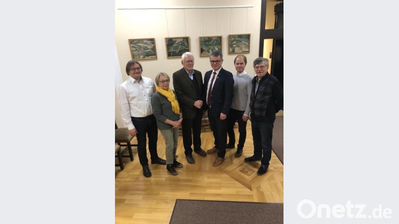 Michael Haßfurther, Christiane Steininger, Herbert Männer, Bürgermeister Martin Birner, Pfarrer Stefan Wagner und Theo Männer zeigten sich einig über den Führungswechsel bei der Johanna-und-Dr.-Peter-Deml-Stiftung. Bild: sns