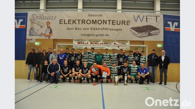 Die Finalisten SV 08 Auerbach (dunkle Trikots) und Fortuna Regensburg (gestreift) sowie Organisatoren und Funktionäre. Bild: exb