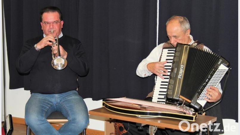 Musikalisch begleitete den Empfang das Duo „Jaro und Roland“. Bild: stg