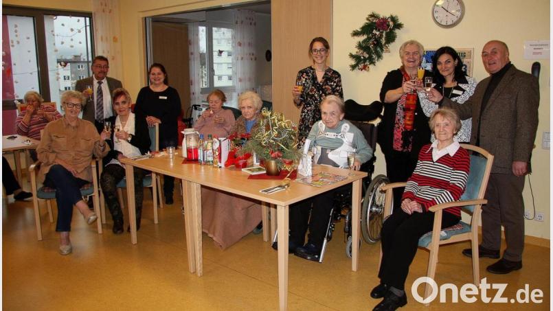 Mit einem „Prosit Neujahr“ wurde 2020 auch im Senioren-Servicehaus begrüßt. Im Bild (stehend, von links) Zweiter Bürgermeister Karl Busch, Alexandra Schlöger (Leiterin Betreuung), Projektleiterin Eva-Maria Hasenfürter, Stadträtin Angela Burger, Heimleiterin Natalja Kiel und Seniorenbeauftragter Gerhard Weber. Bild: wro