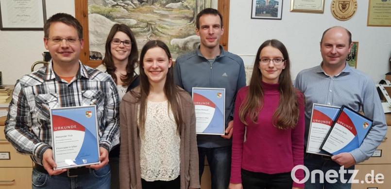 Vorsitzende Marina Scherm (Zweite von links) überreichte Urkunden an Alexander Fick, Birgitta, Andreas und Luzia Rickauer sowie Johannes Hecht (von links). Bild: twg
