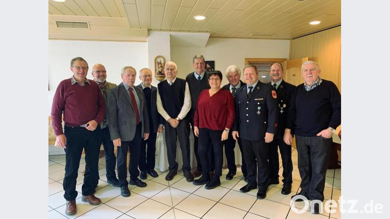 Zahlreiche Gratulanten kamen zum 80. Geburtstag: (von links) Johann Kemptner (DJK), Erwin Zerbian (Hubertus), Zweiter Bürgermeister Josef Sturm, Pfarrer Johann Schächtl, Jubilar Johann Neidl, Franz Ziegelmeier (OGV), Gisela Zerbian (Hubertus), Hermann Beer (OGV), Thomas Wifling und Josef Weigert (FFW) und Josef Baumann (DJK). Bild: nib