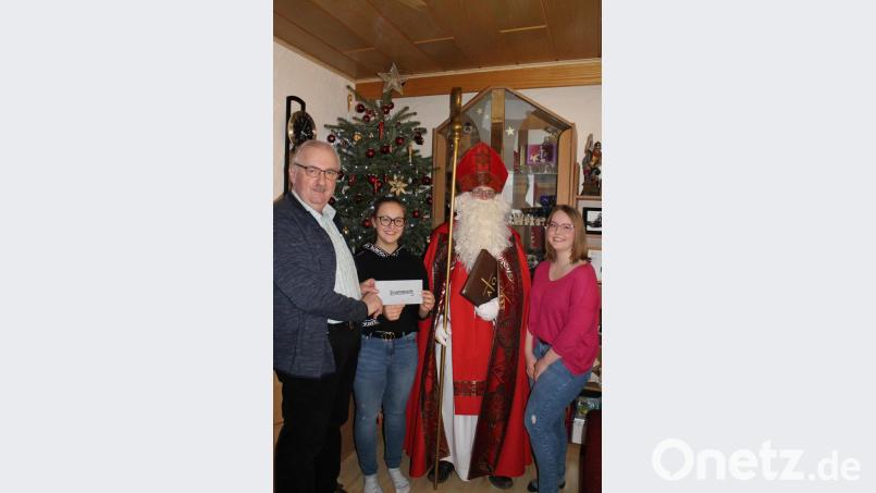 Das Windischeschenbacher Nikolausteam übergibt eine Spende von 250 Euro an den Vorsitzenden der Kinderkrebshilfe, Herbert Putzer (links). Patrick Ascherl (Zweiter von rechts) schlüpft dafür nochmals in das Gewand des Nikolaus. Bild: exb