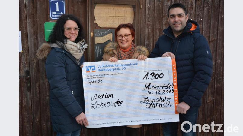 Den stolzen Erlös von 1300 Euro aus dem Sonderausschank vom 23. Dezember konnten die Zoiglwirte Thomas Seitz-Hartwich und seine Frau Rita jetzt an Lichtblicke-Schirmherrin Edith Lippert (Mitte) übergeben. Damit wollen die Zoiglwirte die Menschen unterstützen, die nicht auf der Sonnenseite des Lebens stehen. Bild: jr