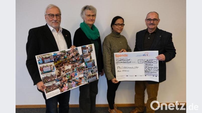 Eine Spende in Höhe von 1600 Euro durfte Marilou Amann (Zweite von rechts) von Vertretern des Lions-Clubs Amberg-Sulzbach entgegennehmen. Es sind dies von links: Clubpräsident Peter Rückerl mit einer Fotodokumentation der Philippinenhilfe, die Vorsitzende des Lions-Hilfswerks, Marita Sagstetter, und Schatzmeister Hans Fürnkäs. Bild: usc