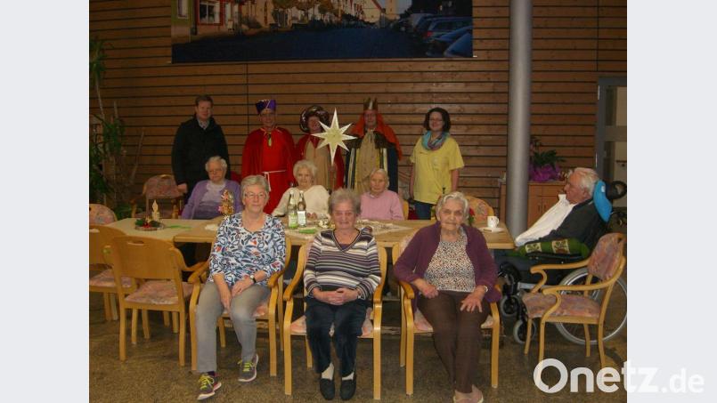 Die Botschaft der Heiligen Drei Könige verkündeten Stadtpfarrer Thomas Kraus, Guntram Lauber, Rita Ponnath und Armin Schinner (hinten von links) den Bewohnern im Seniorenzentrum Haus Falkenstein. Bild: jzk