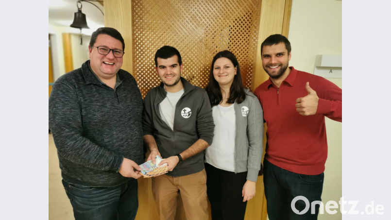 Diözesanseelsorger Udo Klösel, Thomas Meyer (Vorsitzender KLJB Wernersreuth), Louisa Rosner (Vorsitzende KLJB Wernersreuth) sowie Johannes Theisinger, Geschäftsführer des KLJB-Diözesanverbands Regensburg, bei der Spendenübergabe (von links). Bild: enz