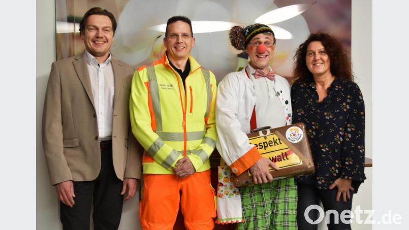 Hardy und Alexandra Barth überreichen jeweils 750 Euro an Vorsitzenden des Vereins Helfer vor Ort Birgland/Illschwang, Thomas Renner (Zweiter von links) und an Frank Langner, einen der Klinikclowns (Zweiter von rechts). Bild: no