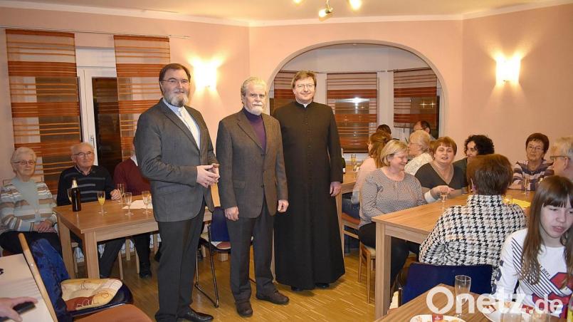 Über ein volles Pfarrhaus beim Neujahrsempfang freuen sich (stehend, von links) Diakon Franz-Josef Reck, Pfarrgemeinderatsvorsitzender Johannes Lindner und Pater Markus Flasinski. Bild: sck