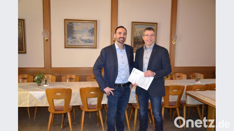 „Ich will nicht nur verwalten, sondern auch gestalten“, lautet das Motto des CSU-Bürgermeister-Kandidaten Armin Bulenda (links). Der bisherige Amtsinhaber Hermann Ach (rechts) gratuliert Bulenda zu dem fast einstimmigen Votum. Bild: gi