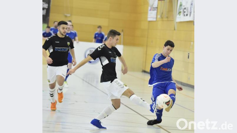 Szene aus dem Vorrundenspiel der Gruppe A: SpVgg Bayern Hof (links) gegen den SV Etzenricht. Endergebnis: 2:1. Bild: Hubert Ziegler