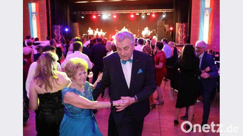 Wer Spaß am Tanzen hatte, fühlte sich beim Stadtball in der Schwarzachtalhalle gut aufgehoben. Bild: Gerhard Götz
