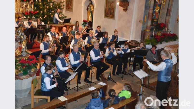 Die 35 Musiker boten ein anspruchsvolles Konzert mit festlicher Musik. Die Zuhörer quittierten die Darbietungen mit viel Beifall. Bild: jr