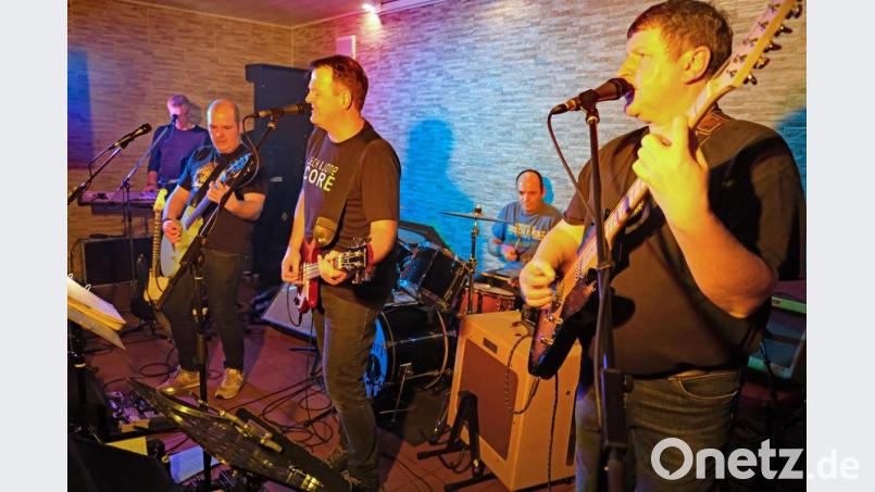 Ein Abend, der Spaß machte: Die Kultband "Wyatt Earp" hatte quasi ein Heimspiel und ließ gute alte Rockzeiten lebendig werden. Bild: nm
