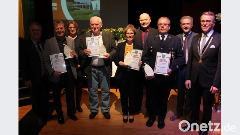 Verdiente Vereinsmitglieder wurden beim Neujahrsempfang mit dem „Turso“ ausgezeichnet (von links): Bezirksrat Toni Dutz, Herbert und Gabi Schertler, Horst Höpfner, Petra und Karl Schwägerl, Roland Frank, Stellvertretender Landrat Roland Grillmeier und Bürgermeister Franz Stahl. Bild: kro