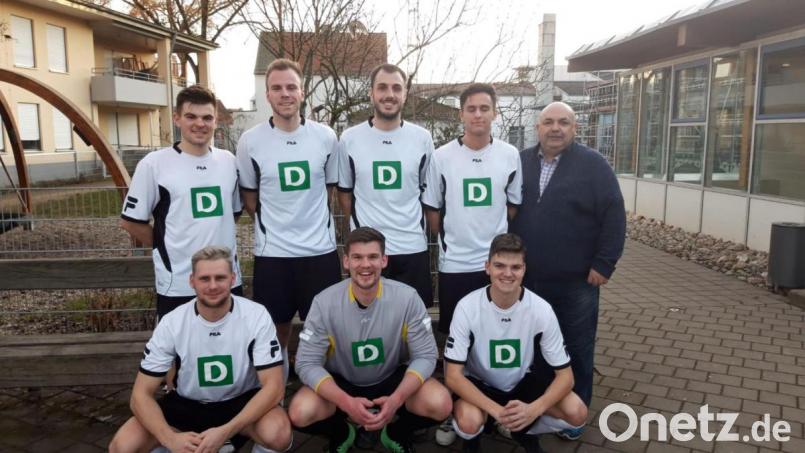 Die Amberger Schiris (stehend von links): Jonas Kohn (SC Germania Amberg), Julian Roidl (DJK Ensdorf), Thomas Ehrnsperger (1.FC Rieden), Jonas Roidl (DJK Ensdorf) und Obmann Thomas Gebele (SGS). Kniend von links: Philipp Götz und Felix Hahn (beide TSV Theuern) und Lukas Schwendner (DJK Ensdorf). Bild: gel