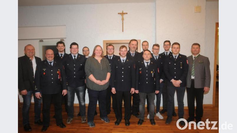 Herbert Lindner (Zweiter von links) ist neuer Vorsitzender der Feuerwehr Burkhardsrieth. Sein Stellvertreter ist Maximilian Wolf (Dritter von links). Silke Gschrey ist Schriftführerin. Die Kasse führt Georg Götzfried (Neunter von links). Bild: bey