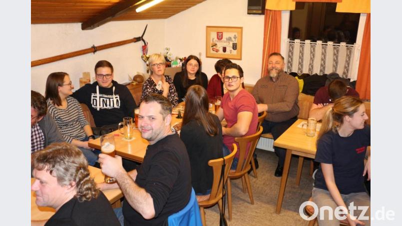 Es ging hoch her in der Feuerwehrstube. Manche Objekte hatten viele Liebhaber und Bieter. Bild: rpp