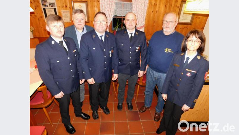Dem Ehrenvorsitzenden Adolf Hinke (Zweiter von rechts), dem neuen Vorsitzenden Roland Freiberger (Dritter von links) und dem neuen stellvertretenden Vorsitzenden Matthias Barthelmann (Dritter von rechts) gratulierten Kreisbrandinspektorin Kerstin Schmidt, Bürgermeister Manfred Porsch und der neue Kreisbrandmeister Jürgen Küffner (von rechts). Bild: hai