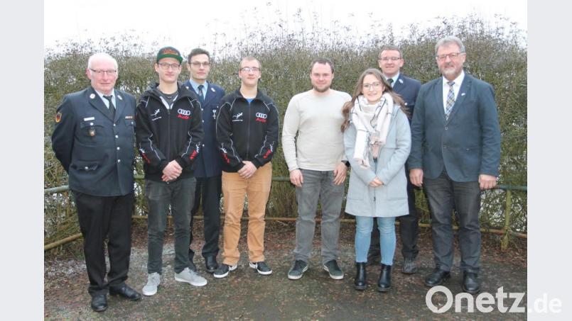 Kreisbrandmeister Alfons Huber (links) und Bürgermeister Johann Maurer (rechts) freuen sich mit den Kommandanten Michael Stahl (Zweiter von rechts) und Bringfried Bock (Dritter von links) über die zur aktiven Truppe gestoßenen jungen Leute. Bild: pi