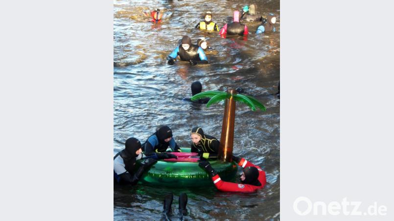 Für Aufheiterung sorgten die mitgebrachten Schwimmhilfen. Bild: ibj