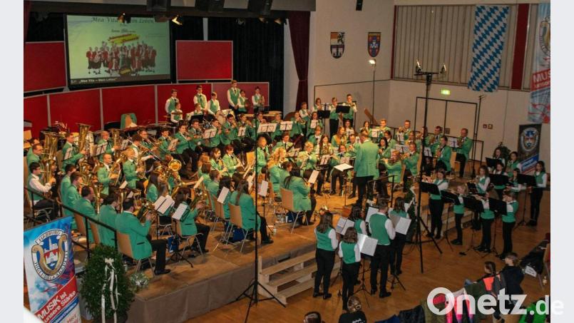 Knapp 100 Musiker intonierten in einem Gemeinschaftschor die vom frenetisch applaudierende Publikum geforderten Zugaben: Die Polka „Mea Vita - Mein Leben“ von Norbert Gälle und der obligatorische „Rainer Marsch“ mit vereinseigenem Text beschlossen einen überaus abwechslungsreichen Konzertabend. Bild: bph