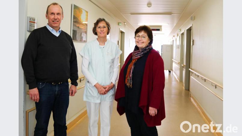 Die Pflegedirektoren Christine Waterloo (rechts) und Karlheinz Dachs (links) 
 mit Rita Vater (Bildmitte) suchen dringend Unterstützung für den ehrenamtlichen Besuchsdienst für demenziell erkrankte Patienten im Klinikum Fichtelgebirge. Bild: Klinikum Fichtelgebirge/exb